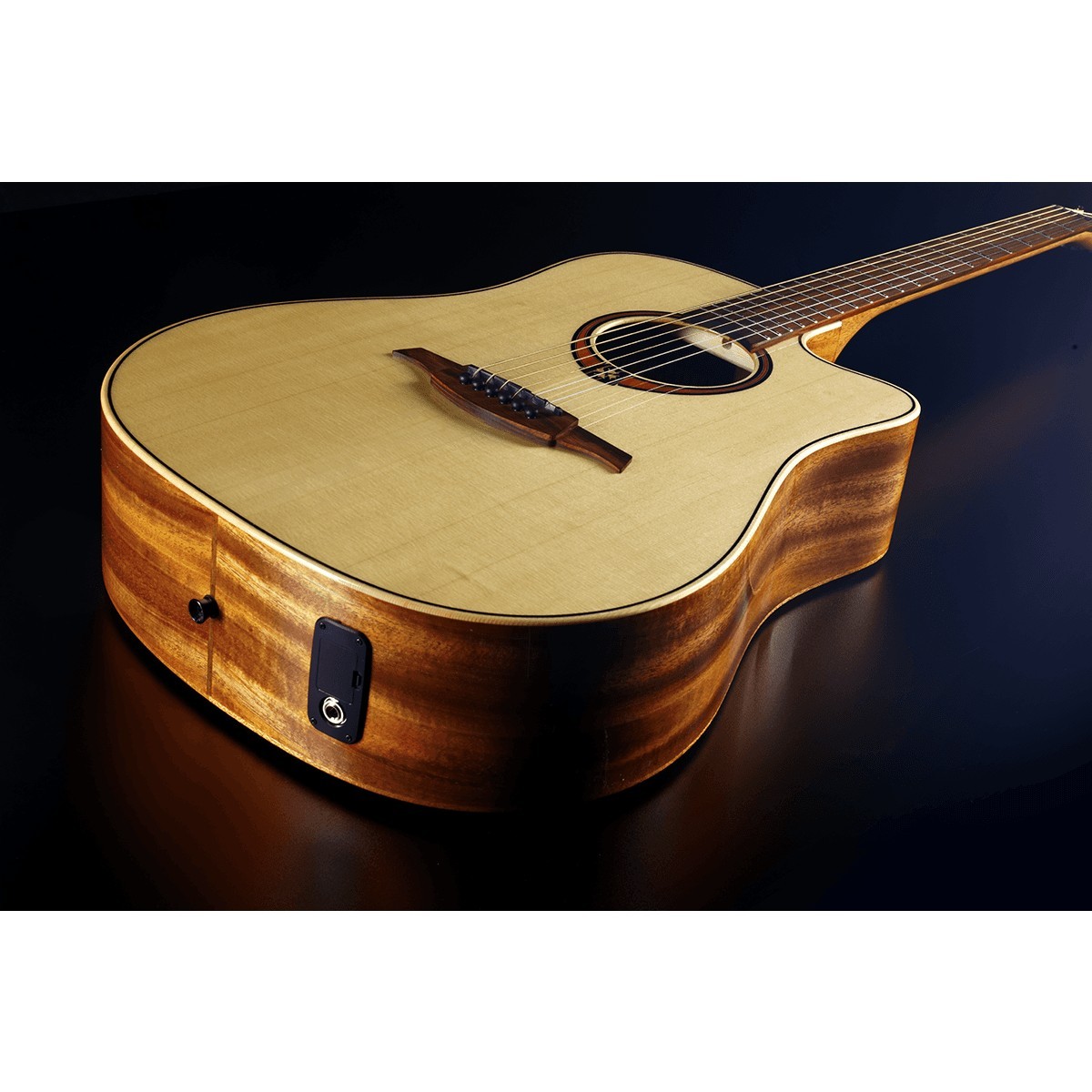 LAG Tramontane 88 Dreadnought Cutaway Electro LAG Tramontane 88 Dreadnought Cutaway Electro