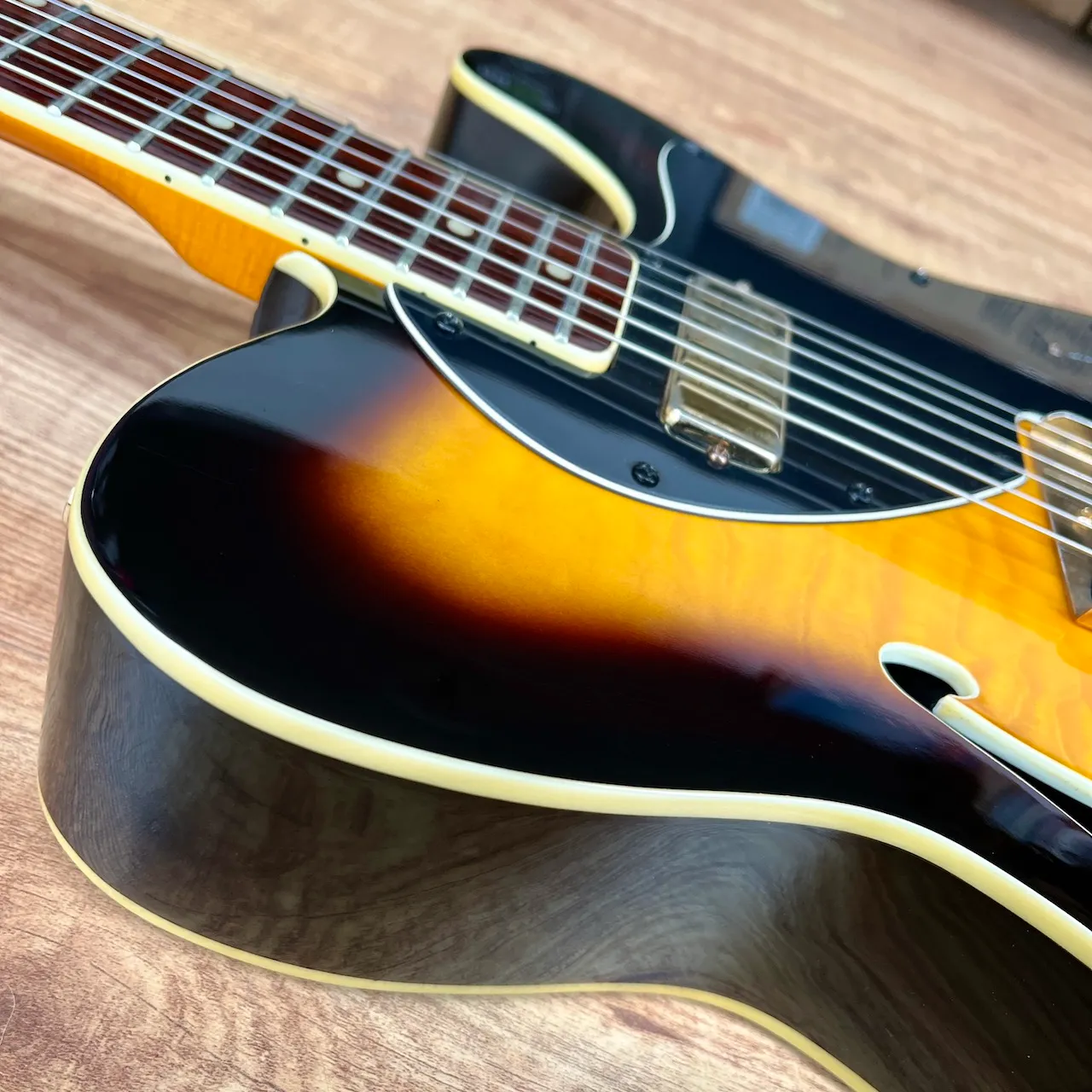 TEXAS CUSTOMS T-Style Semi-Hollow Sunburst - IMG_3640 TEXAS CUSTOMS T-Style Semi-Hollow Sunburst