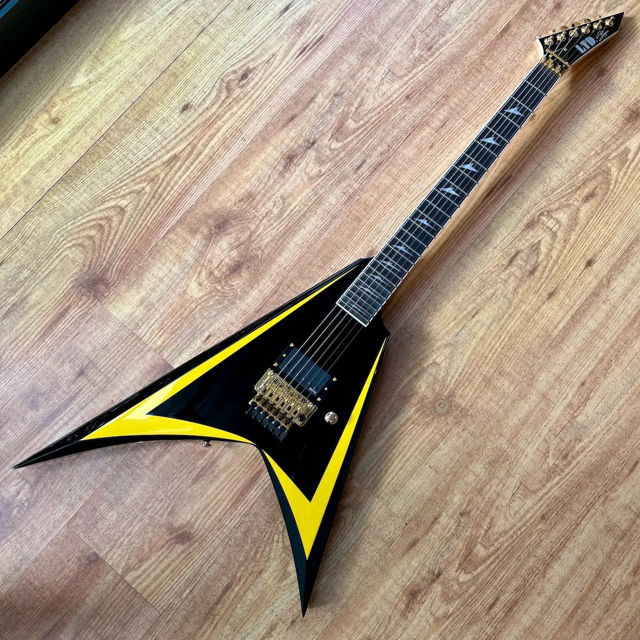 ESP LTD Alexi Laiho Arrowhead SE Black w:Yellow Pinstripe - IMG_3907 ESP LTD Alexi Laiho Arrowhead SE Black w/Yellow Pinstripe
