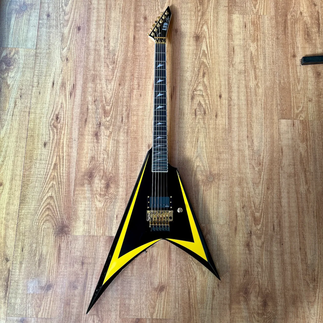 ESP LTD Alexi Laiho Arrowhead SE Black w:Yellow Pinstripe - IMG_3908 ESP LTD Alexi Laiho Arrowhead SE Black w/Yellow Pinstripe