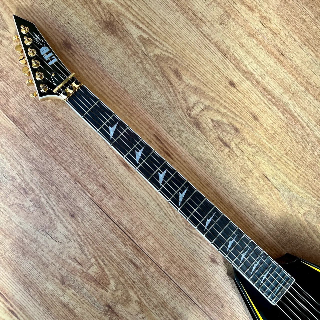 ESP LTD Alexi Laiho Arrowhead SE Black w:Yellow Pinstripe - IMG_3912 ESP LTD Alexi Laiho Arrowhead SE Black w/Yellow Pinstripe