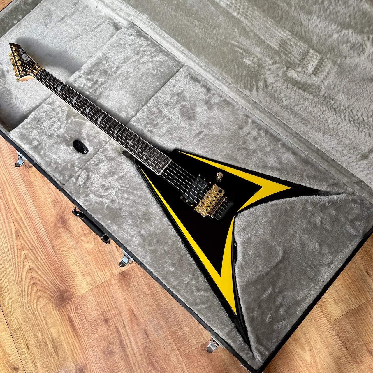 ESP LTD Alexi Laiho Arrowhead SE Black w:Yellow Pinstripe - IMG_3921 ESP LTD Alexi Laiho Arrowhead SE Black w/Yellow Pinstripe